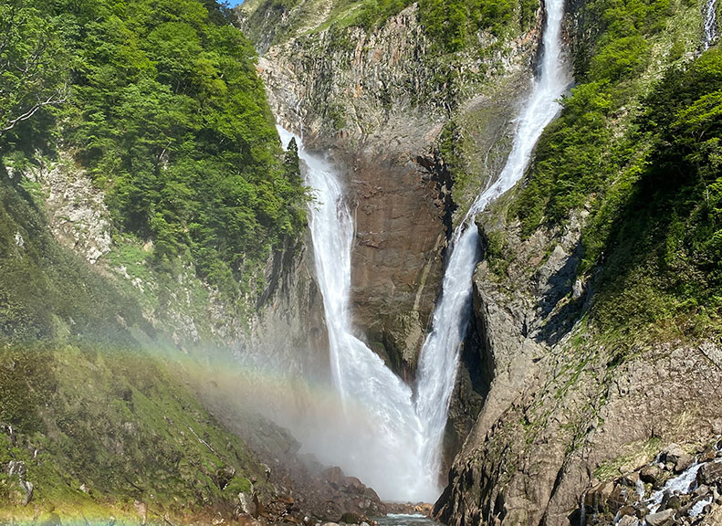 迫力の光景「称名滝」落差350mの圧巻