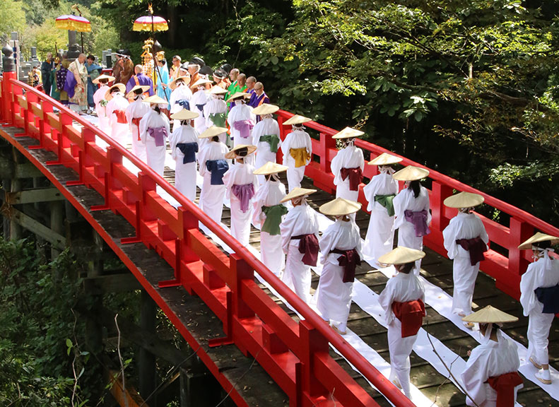 芦峅寺の赤い「布橋」日本三霊橋のひとつ
